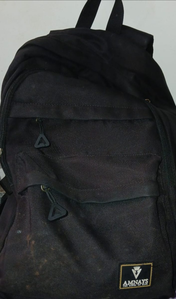 حقيبة ظهر سوداء تحتوي على بطاقة تعريف، رخصة سياقة، بطاقة طالب...إلخ