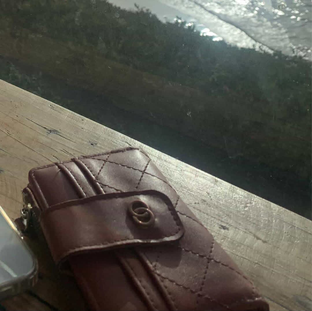 Portefeuille en cuir rose avec motif en losange et une…